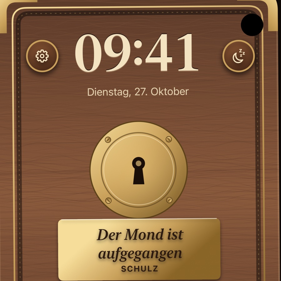 Der geschlossene Nussbaumdeckel mit Messingschlüsselloch, Uhr und Namensschild