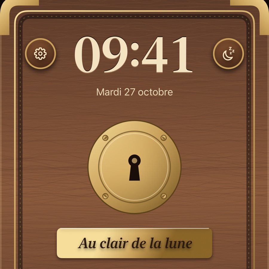 Le couvercle fermé en noyer, avec une serrure en laiton, une horloge et une plaque